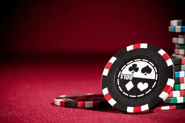 Bangladesh player reading baccarat basics on u777 from a phone